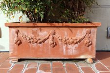 Palazzo_socci,_terrazza,_vaso_in_terracotta_con_festoni.jpg